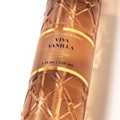 Flacon de Viva Vanilla, brume parfumée aux notes de prune, ambre et vanille, formulée sans parabènes et testée dermatologiquement.